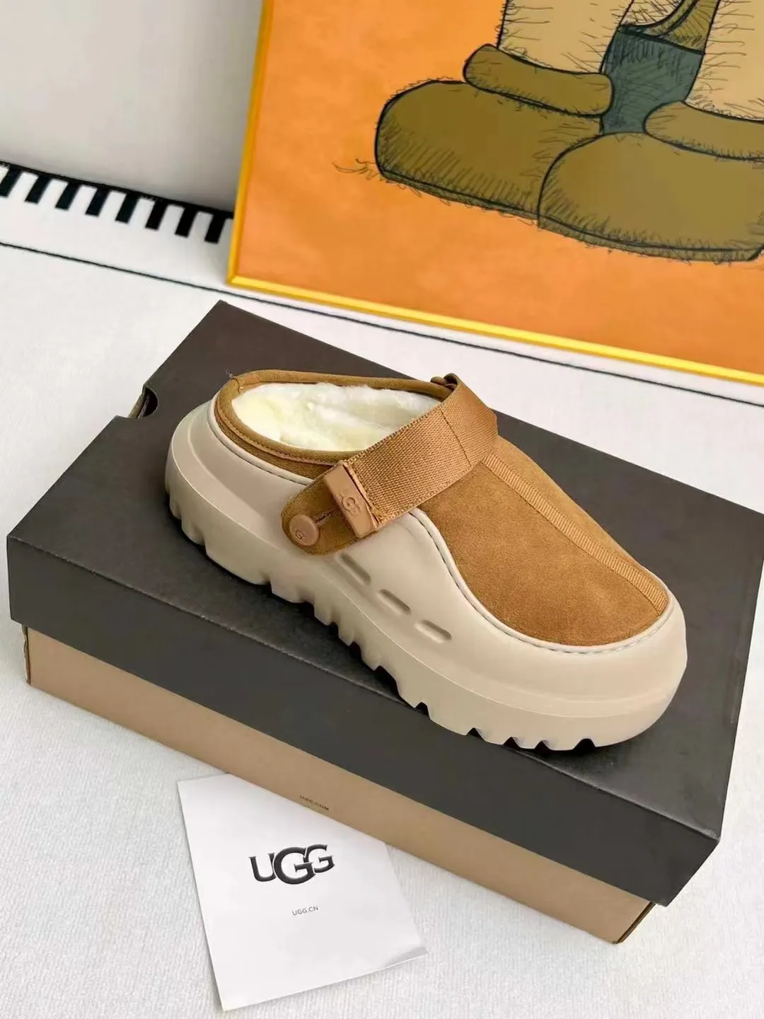 Factory price 560💰 (same style for men and women) 🌸UGG 2025 new small potato, half drag and one kick to unlock the relaxed feeling, lightweight and thin sole, always light and fashionable, casually walking out of a new style, it feels very UGG, classic suede with soft wool lining insole, rubber foam outsole, hot stamped logo ✅Color: bright green, bright yellow, maroon, black ✅Number of codes: 35 to 45 (synchronized with the official website)